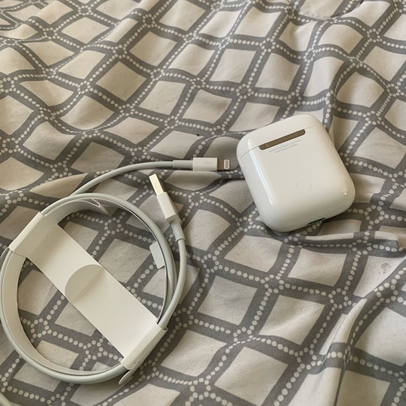 AirPods ( NEVER USED ) charger included